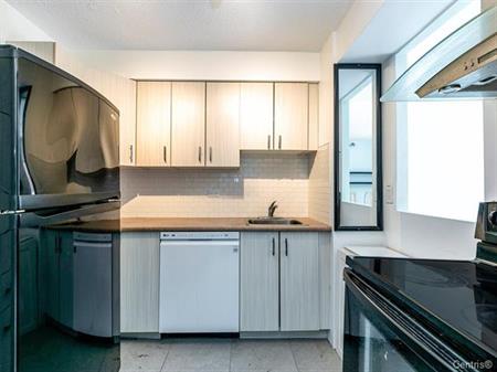 Downtown - Nice 3 1/2 Condo With Parking