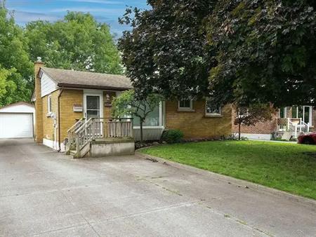 Brick bungalow is located in a fantastic Niagara Falls neighbourhood | Niagara Falls