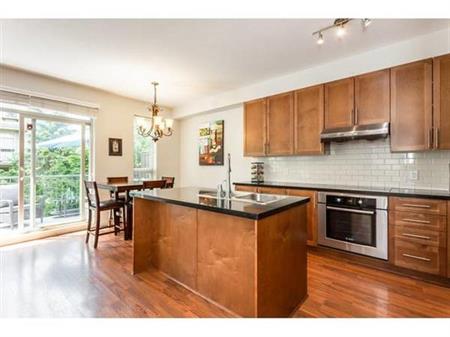 Furnished 4-bed 4-bath Townhouse White Rock End Unit