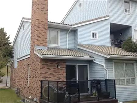 3-bedroom townhouse in Coachway Gardens | 101 Coachway Gardens SW, Calgary