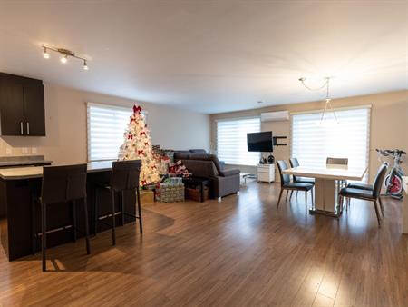 4 1/2 ET 5 1/2 JUILLET, ASCENSEUR, 50 ANS ET PLUS, LUXUEUX, TRES GRAND, TRANQUILLE ET SÉCURITAIRE, ST HUBERT, LONGUEUIL, VOIR