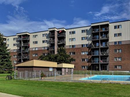 GRAND 3 ½ - ENTIÈREMENT RÉNOVÉ, 1195 $/MOIS TOUT COMPRIS! DISPONIBLE A PARTIR DE FÉVRIER, MARS OU AVRIL