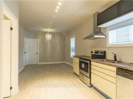 MAIN LEVEL RENOVATED 2 BEDS 1 BATH PARKING INCL LAUNDRY ONSITE