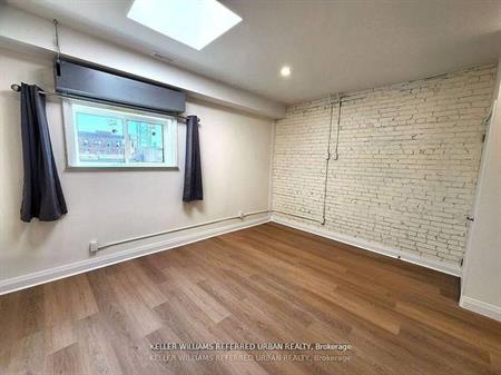 EXPOSED BRICK ON SUBWAY LINE 1 BED RENOVATED ENSUITE LAUNDRY