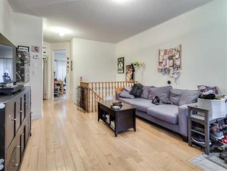 Charming 2-Bdrm Condo Townhouse in Upper Beaches