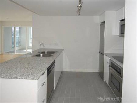 33rd floor - 2 bed & den, 2 bath - TV Towers