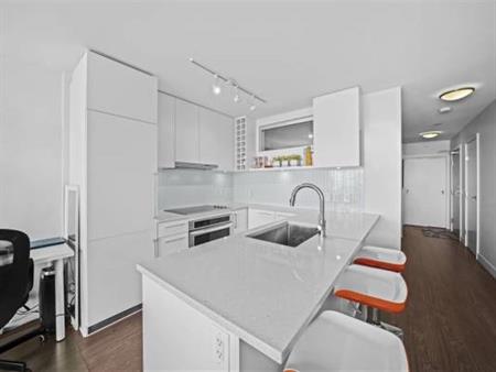 Modern Studio Apartment with River Views in New Westminster