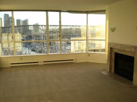 Bright and Spacious Two Bedroom Apartment near Granville Island