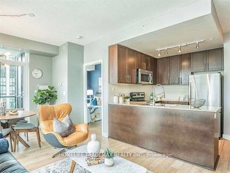 Burnhamthorpe/Confederation-Upgraded Open Concept 2Bd Parking & Locker