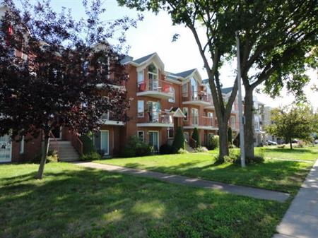 Grand 4 1/2 style condo à louer à Boisbriand pour avril