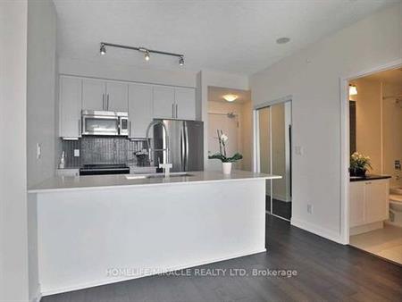 Burnhamthrope/Confederation-Open Concept Bright 1Bd Parking & Locker