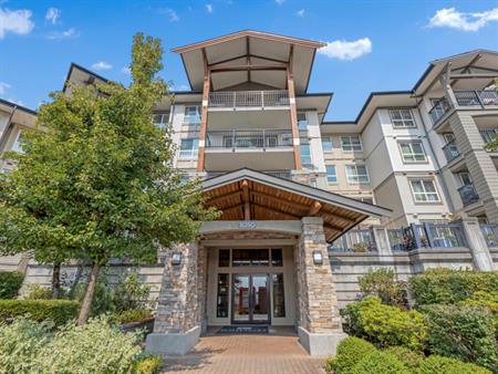 Great 1 Bed/ 1 Bath Apartment with Amazing Amenities in Coquitlam | 3050 Dayanee Springs Boulevard, Coquitlam