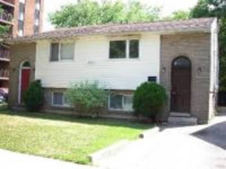 NO LEASE VERY CLEAN 2BRD APT Near U OF Windsor and Bus Line