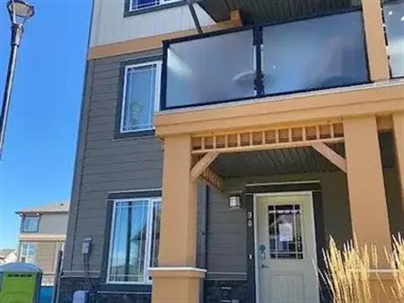 Cozy end unit townhouse | Calgary