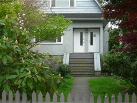 2 BEDROOM - KITSILANO - LAUNDRY - PRIVATE - BIG YARD CLAWFOOT TUB