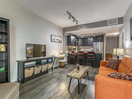 Luxurious 1Bed1Bath Work and Play Getaway in Beltline/Heart of Downtown Calgary | 807 - 1410 1 St SE, Calgary