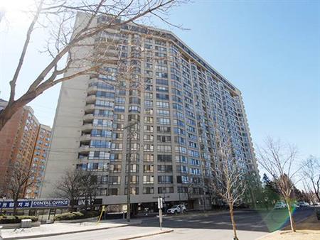 Tridels Skyview on Yonge! Spacious large 1-bedroom + sunroom