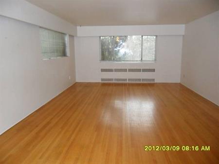 Two Bedr Apartment with Hardwood Floors