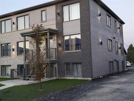 Logement 3 chambre, 2 salles de bain à St-Hyacinthe 1er mars.