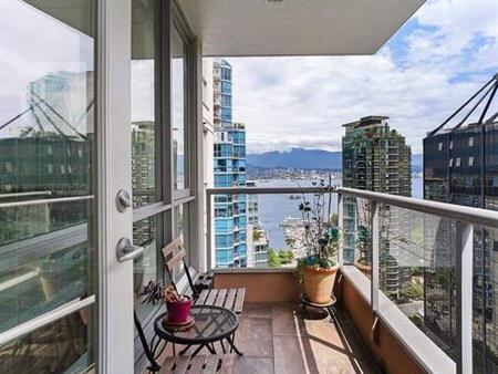 Updated 1 Bed & Den w/ Parking & Locker in Downtown Vancouver