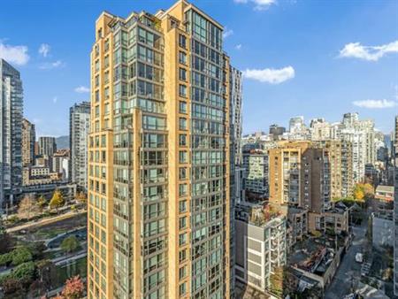 Yaletown Rental – Spacious 1-Bedroom with Stunning Views!