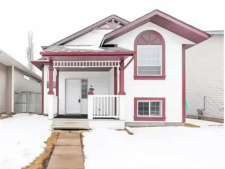 3 bedroom home in Lancaster | 48 Lister Crescent, Red Deer