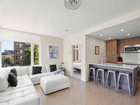 Era Modern Suit - 2 Bed 2 Bath - Iris Properties