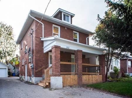 2 bed 1 bath Apartment Recently Renovated Central Oshawa