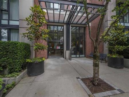 **** Yaletown Park 3 - 1 Bedroom and Flex Space ****