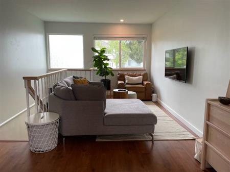 2 bedroom, 1 den (or small 3rd bed), 1 bathroom in East Van avail March 1 (Hasti