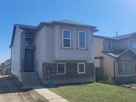 Pet Friendly 2 bed Main Floor Unit W/DOUBLE GARAGE in Coventry Hills | Calgary