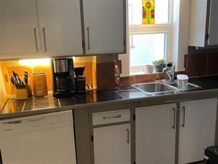 MARCH 1st St Boniface - Cat Friendly 2 bedroom, 1.5 Bathroom main floor suite, Includes Water, Laundry, Shared Garage | 283 H