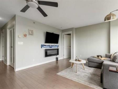 1Bed+Den 1Bath Condo Available for Rent