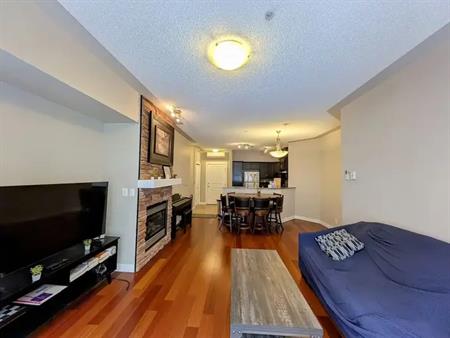 Cozy 2 Bedroom + Den Inglewood Condo by Park and Bow River, 2 mins to Downtown | 309 - 35 Inglewood Park SE, Calgary