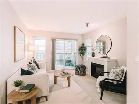 Exqusite and archetypal 1 bedroom plus den in Brentwood Gate