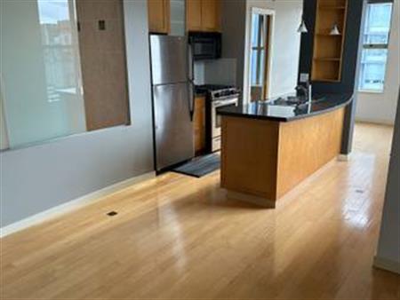 Spacious 1 Bdrm+ Den + Parking Unfurnished w/ view 635sqft