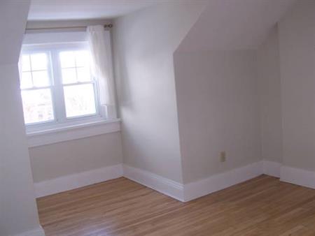 BRIGHT SPACIOUS ONE BEDROOM