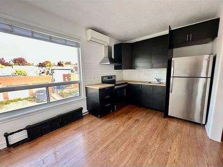 CUTE AND CHARMING 1 BED UPPER FLR UTILITIES INCLD