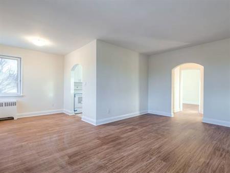 36 WOOD GLEN RD. 401, UPPER BEACHES, BRIGHT 1BR/1BATH, RENT DISCOUNT!