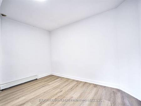 TWO MONTH'S FREE RENT! Recent renovations 700+sqft mins to TTC subway!