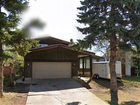 Spacious 3Br Family Home Near West Edmonton Mall–Prime Location!