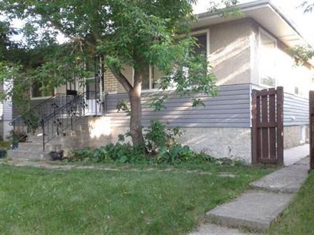 Gorgeous & Cozy Upper Suite of a Renovated House at Hazeldean | 9823 69 Ave, Edmonton