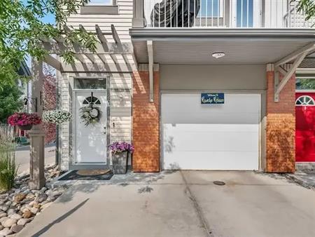 3Bed & 2.5 bath townhouse in prime location | 2001 Wentworth Villas, Calgary