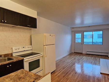 1 CH - 1 SDB - Montréal - $1,000 /mo