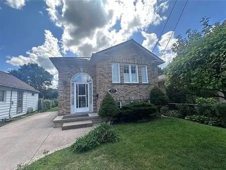 VIEW THIS RAISED RANCH IN TERRACE HILL AREA!!! | 201 Grand Street, Brantford