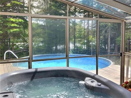 Lakefront Cottage with Heated Pool, Hot tub + Pool Table 14 ppl GL