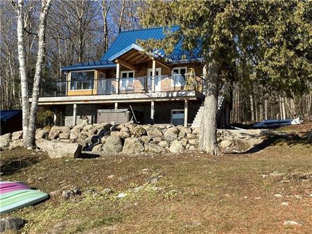 BLUE MOON - WATERFRONT LOG CABIN WITH HOT TUB AND SAUNA - SLEEPS 10 - GRACEFIELD QC