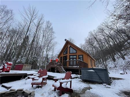 Joy's Chalet - Hottub, Lake, & Cottage