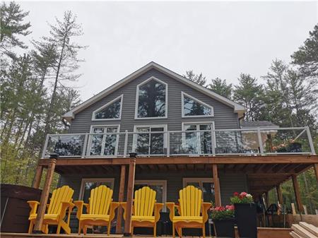 Luxurious Lake Front Cottage - Sleeps Eight, Hot Tub, Dog Friendly, Internet