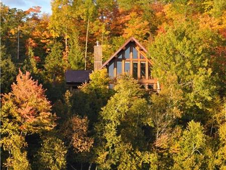 Moonlit Peak Chalet - beautiful lakefront private log chalet with hot tub and magnificent views!